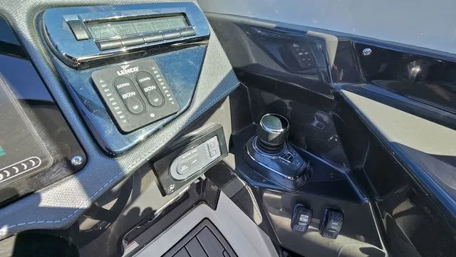 Slide: The Image of Monterey 305 Super Sport 2019 - 19