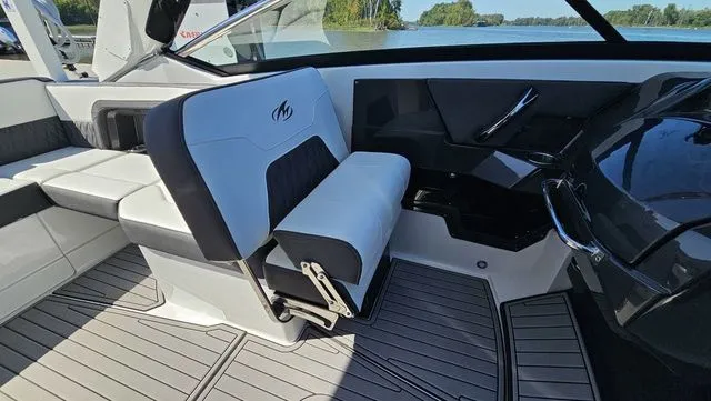 Slide: The Image of Monterey 305 Super Sport 2019 - 14