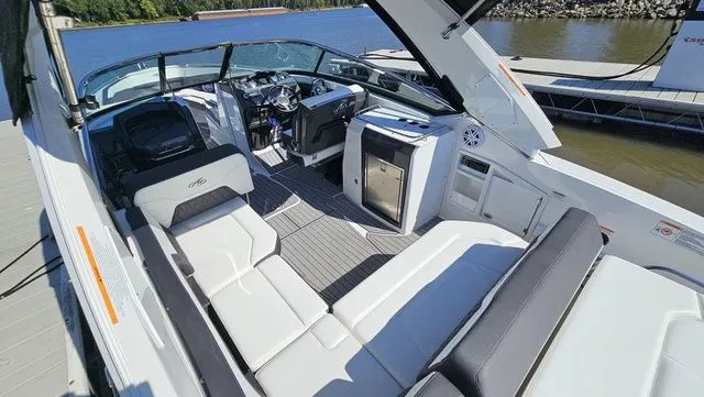 Slide: The Image of Monterey 305 Super Sport 2019 - 9