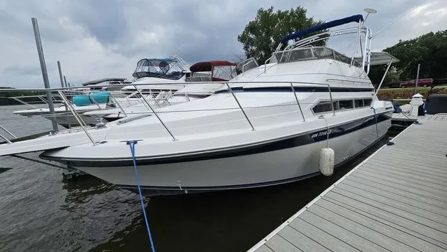 The Image of Carver Yachts 3467 Santego 1990 - 1