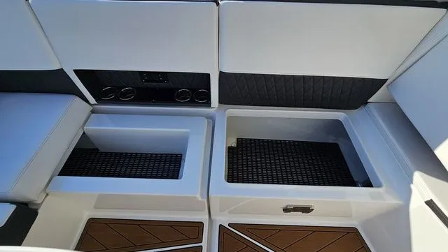 Slide: The Image of Monterey 378 Super Sport 2022 - 32