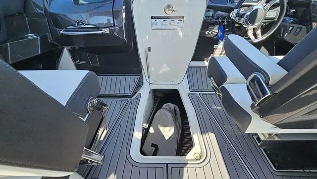 Slide: The Image of Monterey 305 Super Sport 2019 - 34