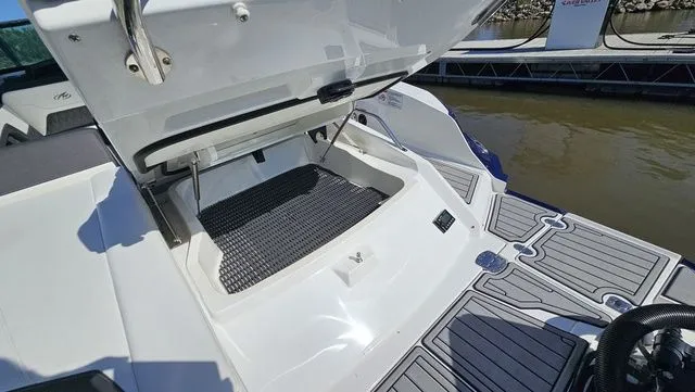 Slide: The Image of Monterey 305 Super Sport 2019 - 37