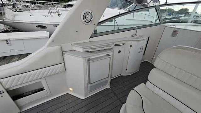 Slide: The Image of Monterey 322 Cruiser 2003 - 7