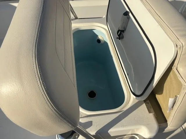 Slide: The Image of Boston Whaler 210 Montauk 2025 - 27