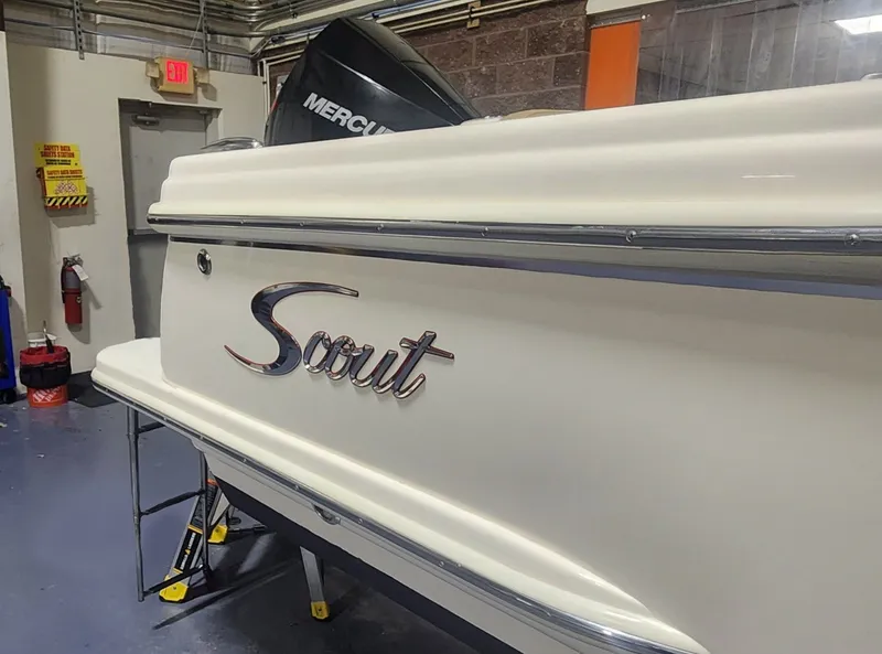 Slide: The Image of Scout 215 XSF boat from 2023 in a workshop. - 8
