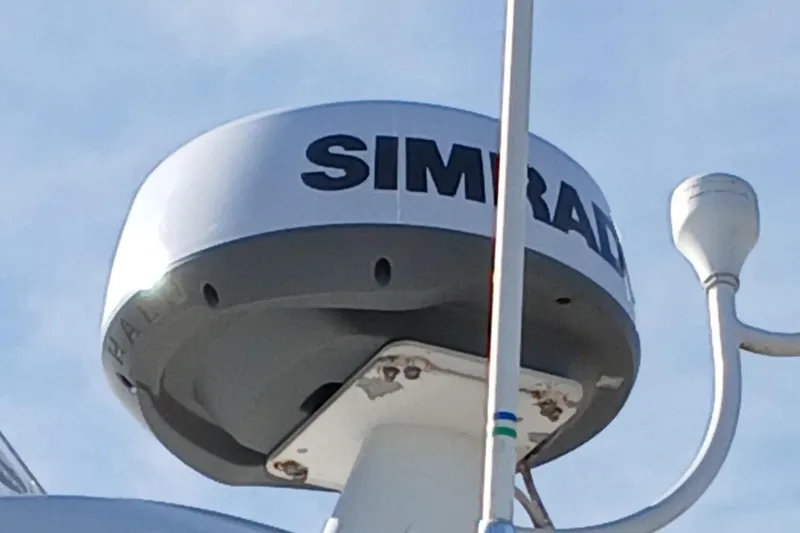 Slide: The Image of Simrad radar on 2006 Meridian 411 Sedan boat, clear sky background. - 39