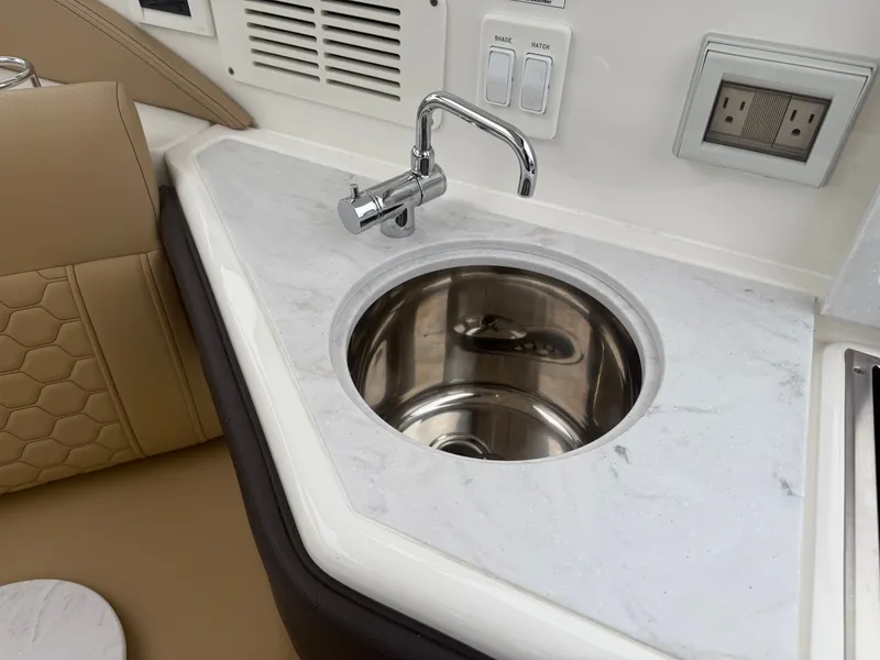 Slide: The Image of Sea Ray Sundancer 320 2023 - 10