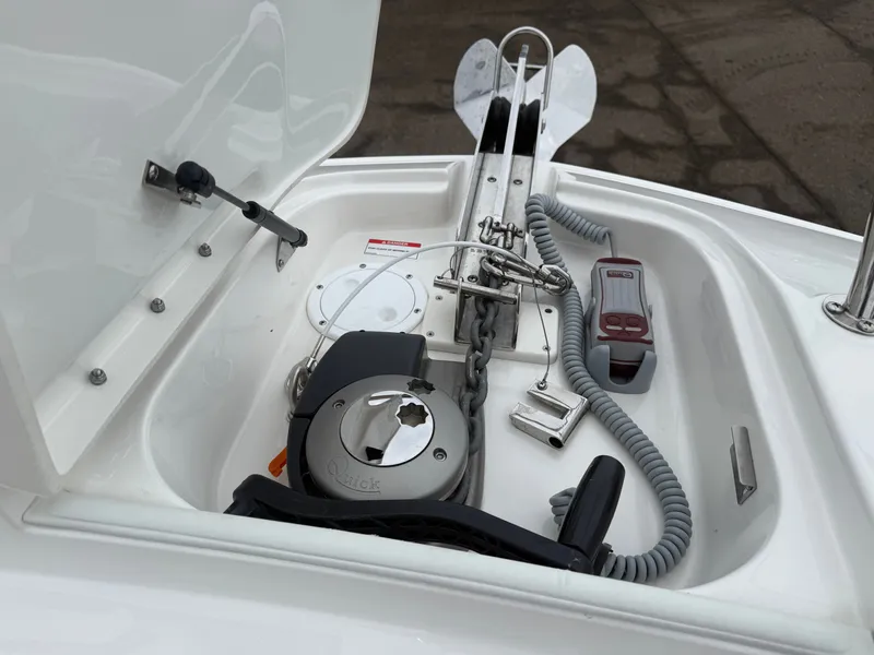 Slide: The Image of Sea Ray Sundancer 320 2023 - 18