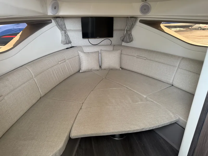 Slide: The Image of Sea Ray Sundancer 320 2023 - 27