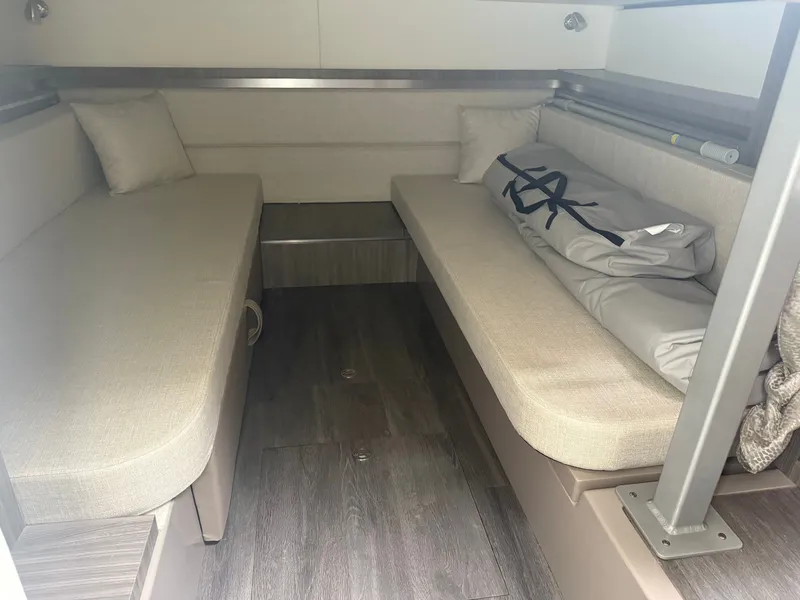 Slide: The Image of Sea Ray Sundancer 320 2023 - 28