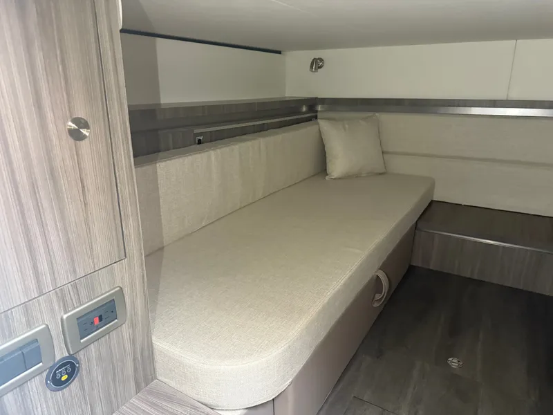 Slide: The Image of Sea Ray Sundancer 320 2023 - 29