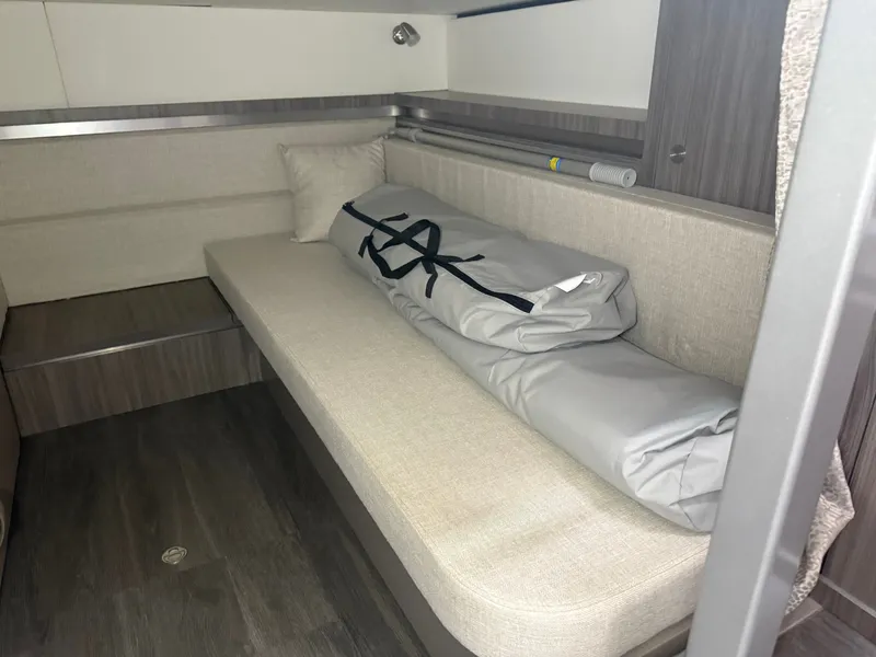 Slide: The Image of Sea Ray Sundancer 320 2023 - 30