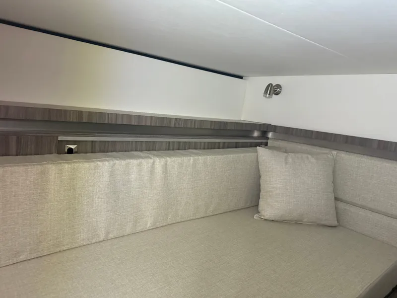 Slide: The Image of Sea Ray Sundancer 320 2023 - 31