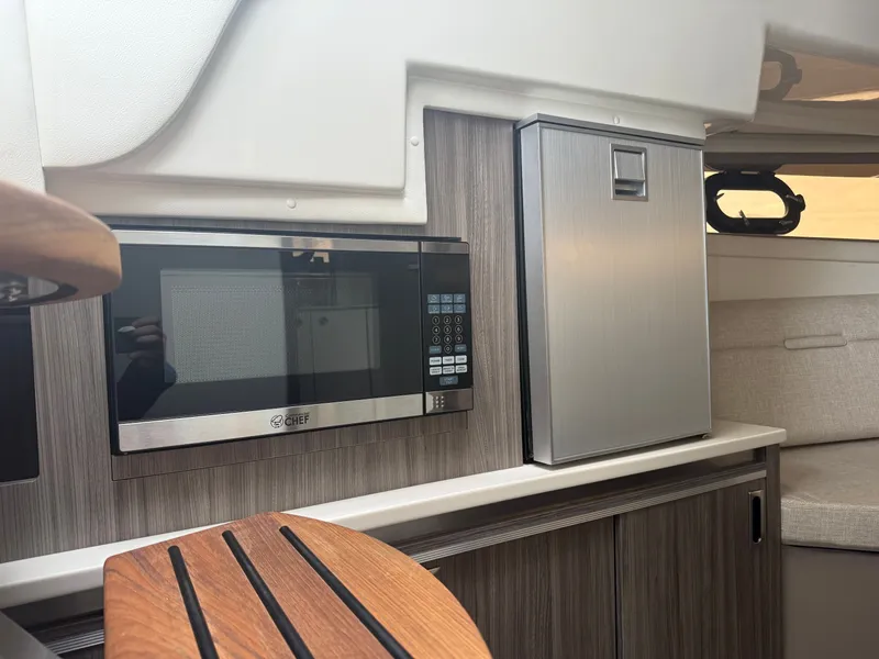 Slide: The Image of Sea Ray Sundancer 320 2023 - 32