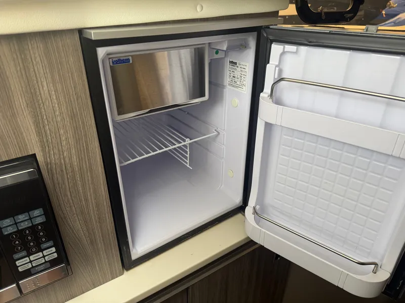 Slide: The Image of Sea Ray Sundancer 320 2023 - 34