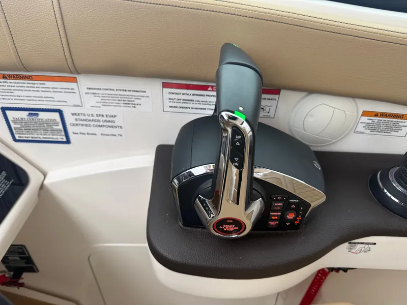 Slide: The Image of Sea Ray Sundancer 320 2023 - 42