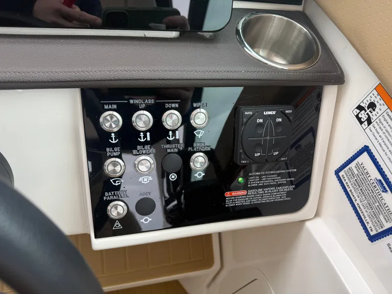 Slide: The Image of Sea Ray Sundancer 320 2023 - 44