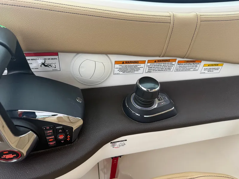 Slide: The Image of Sea Ray Sundancer 320 2023 - 46