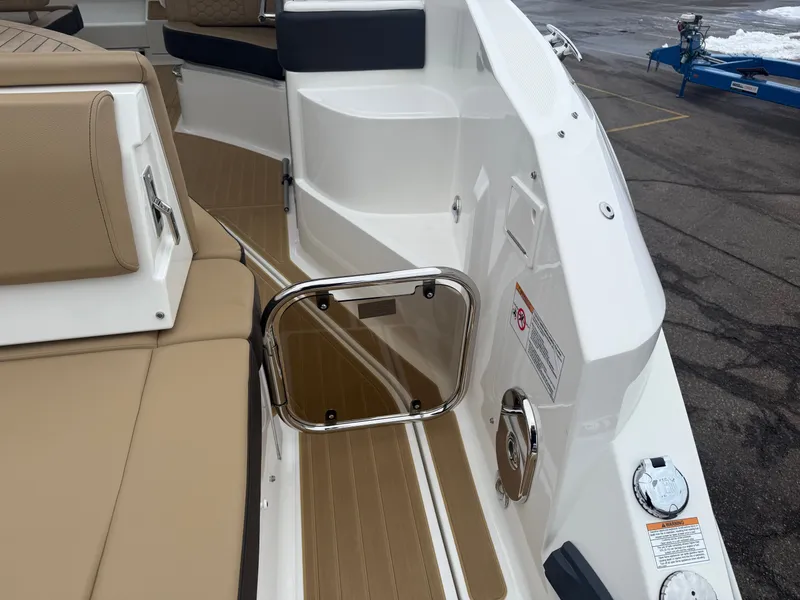 Slide: The Image of Sea Ray Sundancer 320 2023 - 49