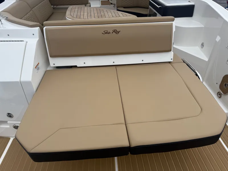 Slide: The Image of Sea Ray Sundancer 320 2023 - 5