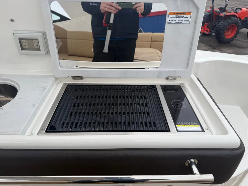 Slide: The Image of Sea Ray Sundancer 320 2023 - 9