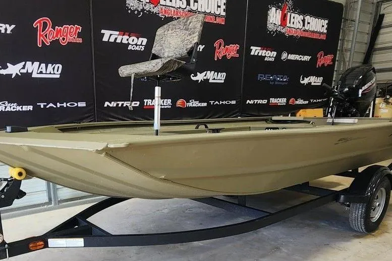 Slide: The Image of 2026 Tracker Grizzly 1654 T Sportsman boat on trailer in showroom. - 3