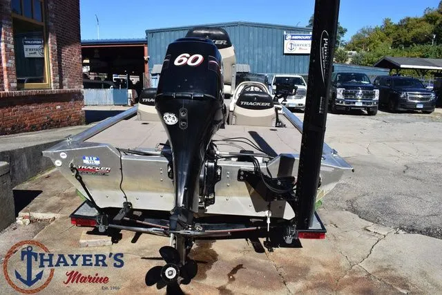 Slide: The Image of Tracker Pro Team 175 2002 - 8