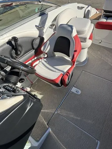 Slide: The Image of Crownline Boats Eclipse E4 2015 - 40