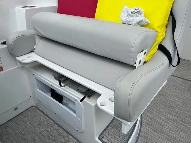 Slide: The Image of Rinker EX 320 2017 - 9