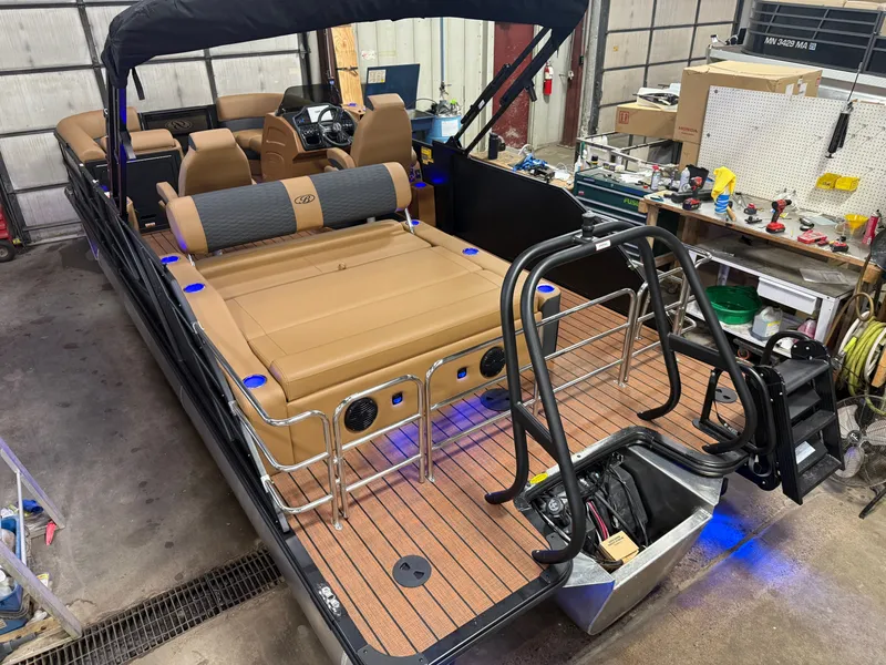 Slide: The Image of Bentley Pontoons Elite 223 Swingback Tritoon 2026 - 46