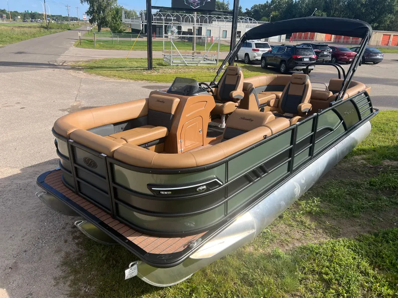 The Image of Bentley Pontoons Elite 200HP Admiral 223 Quad Lounge Tritoon 2026 - 1