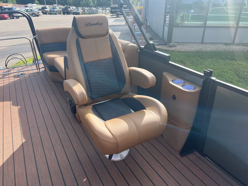 Slide: The Image of Bentley Pontoons Elite 200HP Admiral 223 Quad Lounge Tritoon 2026 - 20