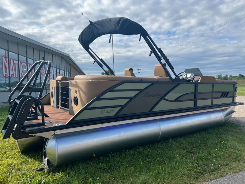 Slide: The Image of Bentley Pontoons Elite 200HP Admiral 223 Quad Lounge Tritoon 2026 - 30