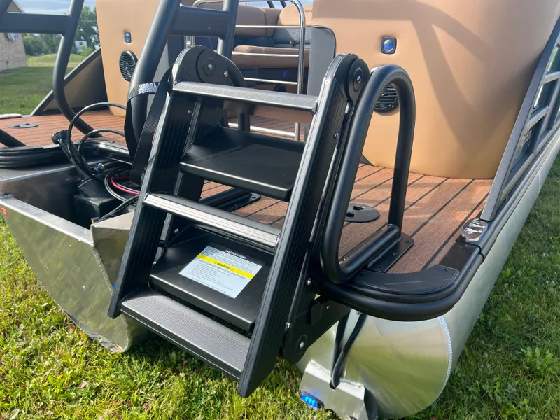 Slide: The Image of Bentley Pontoons Elite 200HP Admiral 223 Quad Lounge Tritoon 2026 - 34