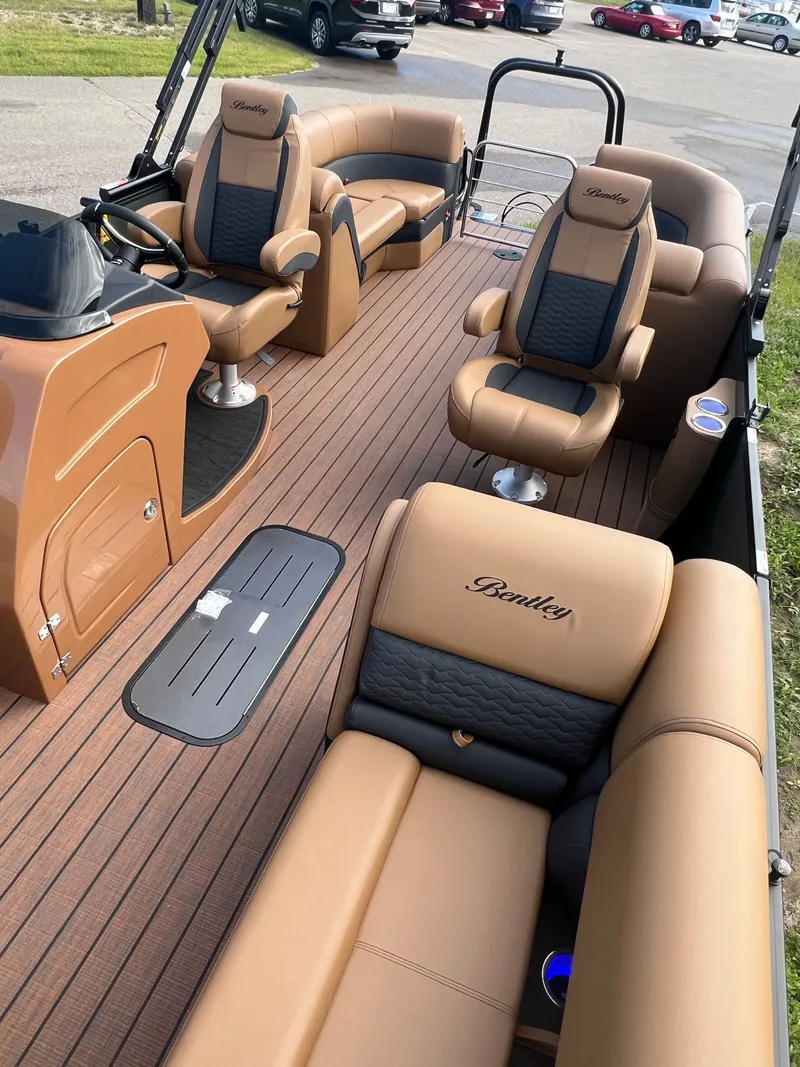 Slide: The Image of Bentley Pontoons Elite 200HP Admiral 223 Quad Lounge Tritoon 2026 - 37