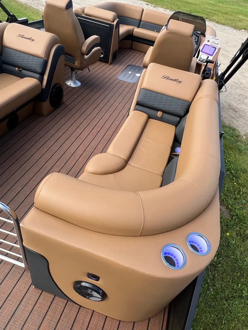 Slide: The Image of Bentley Pontoons Elite 200HP Admiral 223 Quad Lounge Tritoon 2026 - 39