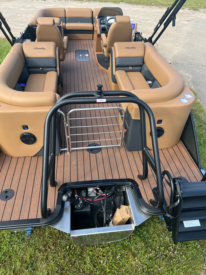 Slide: The Image of Bentley Pontoons Elite 200HP Admiral 223 Quad Lounge Tritoon 2026 - 40