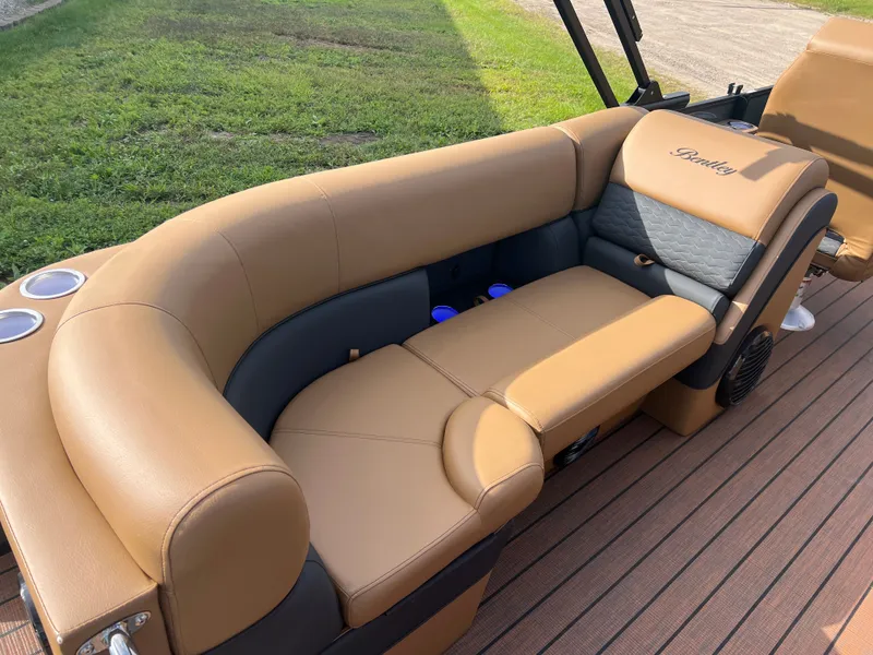 Slide: The Image of Bentley Pontoons Elite 200HP Admiral 223 Quad Lounge Tritoon 2026 - 6