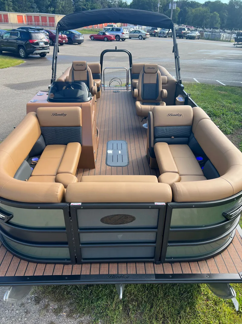 Slide: The Image of Bentley Pontoons Elite 223 Admiral 200HP Quad Lounge Tritoon 2026 - 36