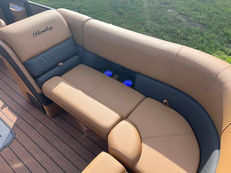 Slide: The Image of Bentley Pontoons Elite 223 Admiral 200HP Quad Lounge Tritoon 2026 - 7