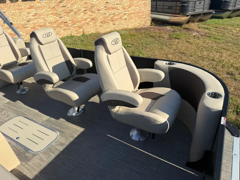 Slide: The Image of Bentley Pontoons Legacy 200HP Navigator DL 223 Quad Lounge Tritoon & Honda 4-Stroke EFI 2026 - 10