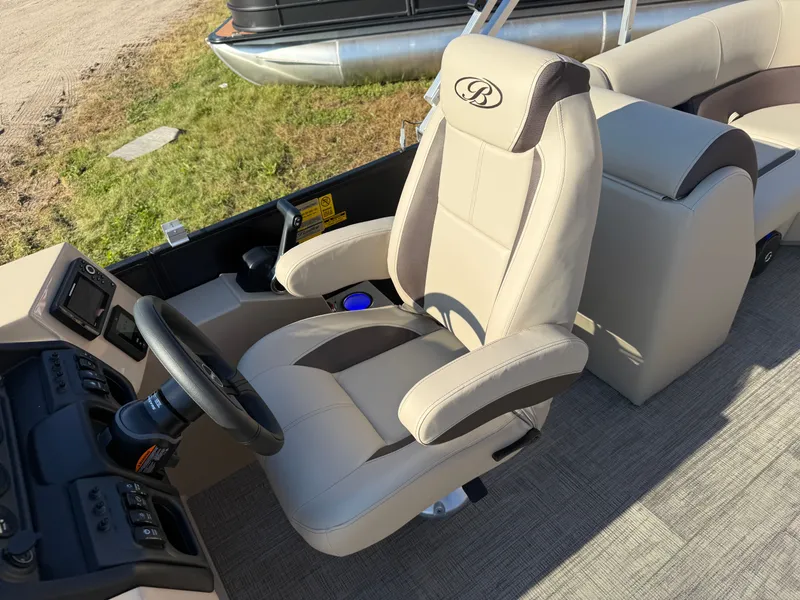 Slide: The Image of Bentley Pontoons Legacy 200HP Navigator DL 223 Quad Lounge Tritoon & Honda 4-Stroke EFI 2026 - 13