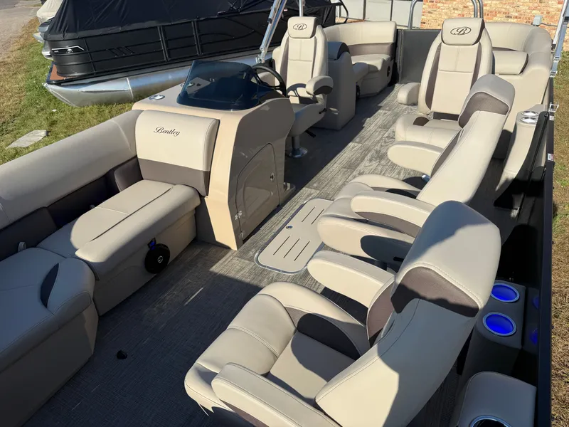 Slide: The Image of Bentley Pontoons Legacy 200HP Navigator DL 223 Quad Lounge Tritoon & Honda 4-Stroke EFI 2026 - 31