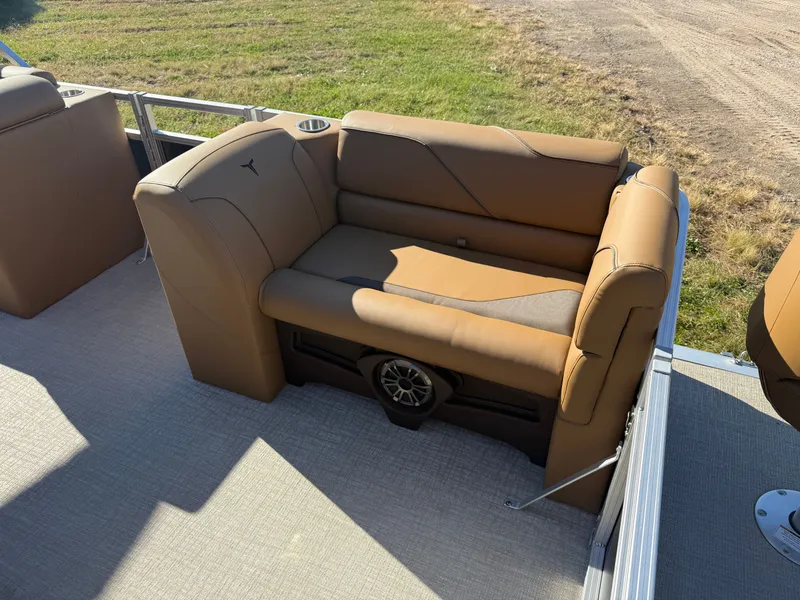 Slide: The Image of Tahoe Sport 23E80 Fish & Cruise Pontoon & Honda 4-Stroke EFI 2026 - 11