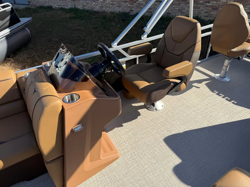 Slide: The Image of Tahoe Sport 23E80 Fish & Cruise Pontoon & Honda 4-Stroke EFI 2026 - 12