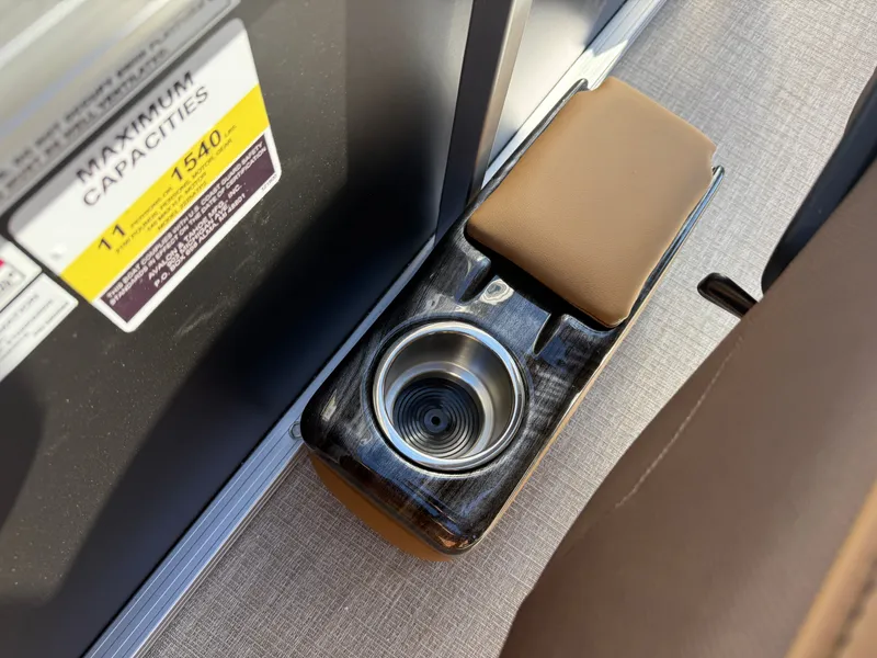 Slide: The Image of Tahoe Sport 23E80 Fish & Cruise Pontoon & Honda 4-Stroke EFI 2026 - 19