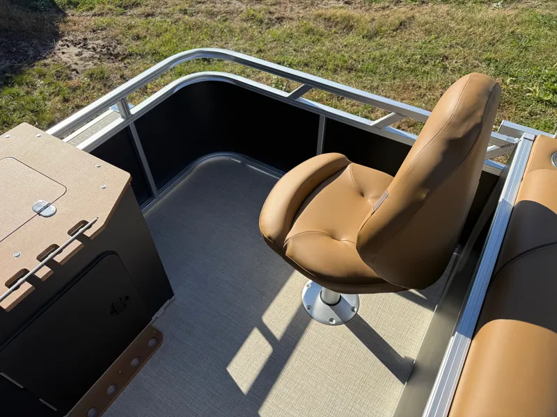 Slide: The Image of Tahoe Sport 23E80 Fish & Cruise Pontoon & Honda 4-Stroke EFI 2026 - 21