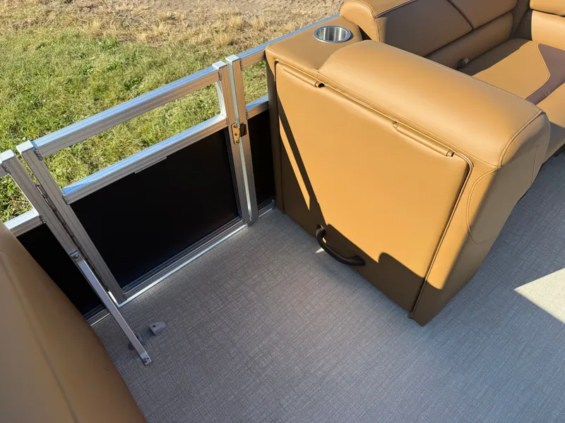 Slide: The Image of Tahoe Sport 23E80 Fish & Cruise Pontoon & Honda 4-Stroke EFI 2026 - 28