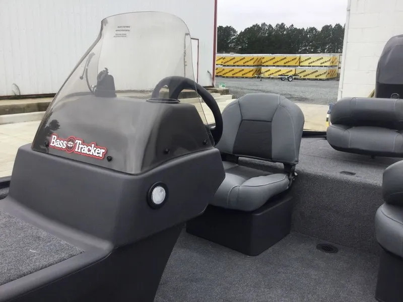 Slide: The Image of Tracker Bass Tracker Classic XL 2026 - 19